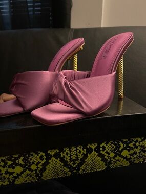 Cape Robbin Quin Mauve Pink Satin Sandals W/A Gold Stiletto 4”Heel Sz 8W NWB